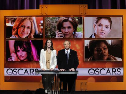 La actriz Anne Hathaway y el presidente de la Academia, Tom Sherak, leen la candidatura a mejor actriz de reparto, ayer en Los Ángeles.
Cartel del corto español de animación <i>La dama y la muerte.</i>