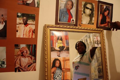Una empleada nigeriana señala su foto preferida en el dormitorio que ocupa en la casa libanesa donde trabaja.