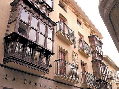 La renovada fachada del hotel La Joyosa Guarda, en el casco antiguo de Olite (Navarra).