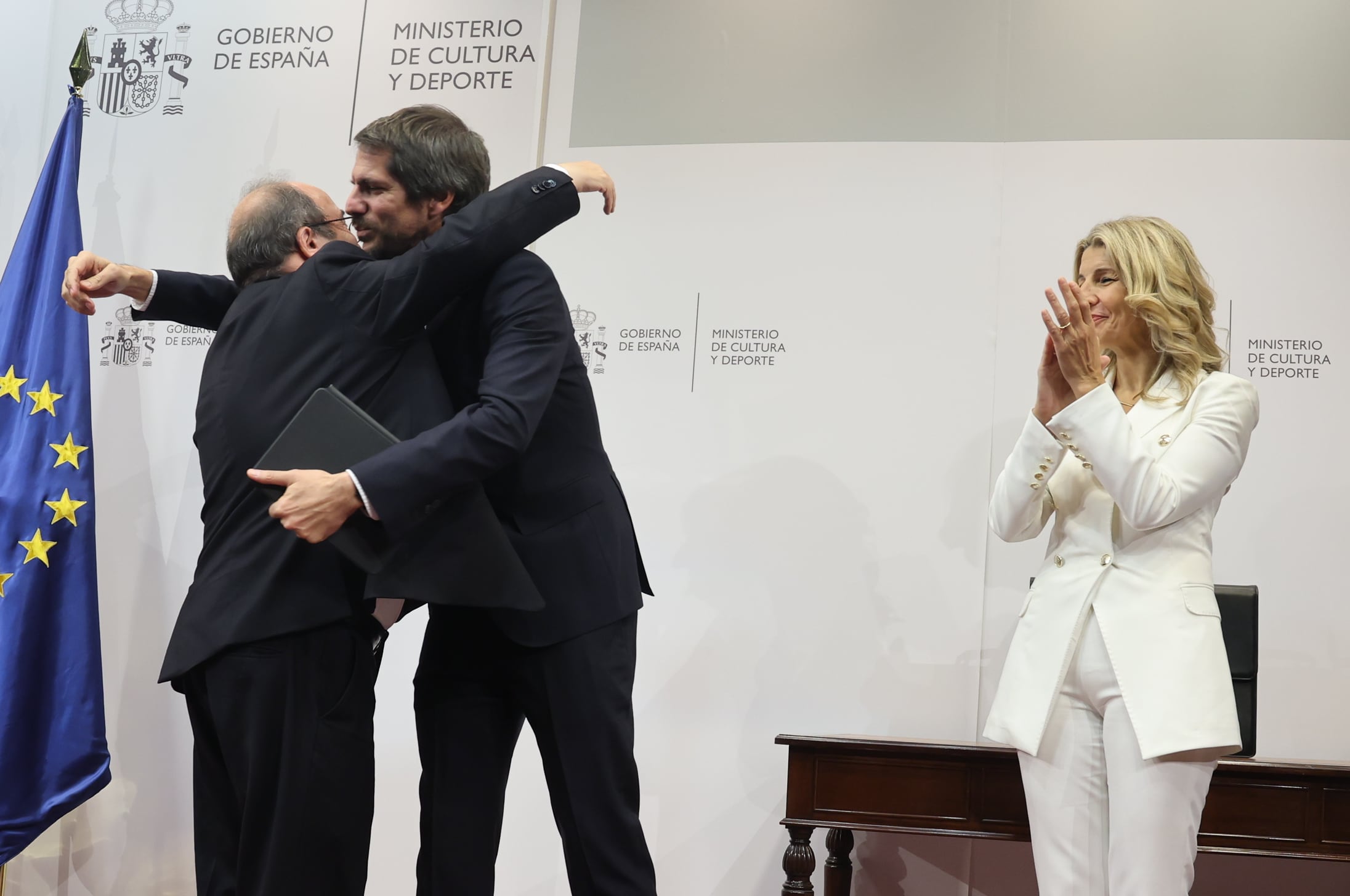 El nuevo ministro de Cultura, Ernest Urtasun recibe de manos de su antecesor en el cargo, Miquel Iceta, la cartera del Ministerio de Cultura, este martes en Madrid. Al acto asiste la vicepresidenta segunda del Gobierno, Yolanda Diaz.