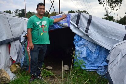 Khem Raj Ghising enseña la tienda de campaña en la que vive con su madre y otras cinco personas.