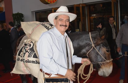 Carlos Castañeda como Juan Valdez, en el lanzamiento de la película Todopoderoso, en Los Ángeles (Estados Unidos), en 2003.