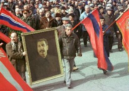 Varios cientos de personas conmemoraron ayer el 48º aniversario de la muerte de Stalin en Gori, ciudad natal del dictador soviético, a 80 kilómetros de la capital de Georgia, Tbilisi.