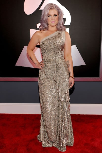 Kelly Osbourne sigue fiel a su melena lila y la combina con un vestido de Tony Ward, zapatos de Giuseppe Zanotti y joyas de Pomellato.