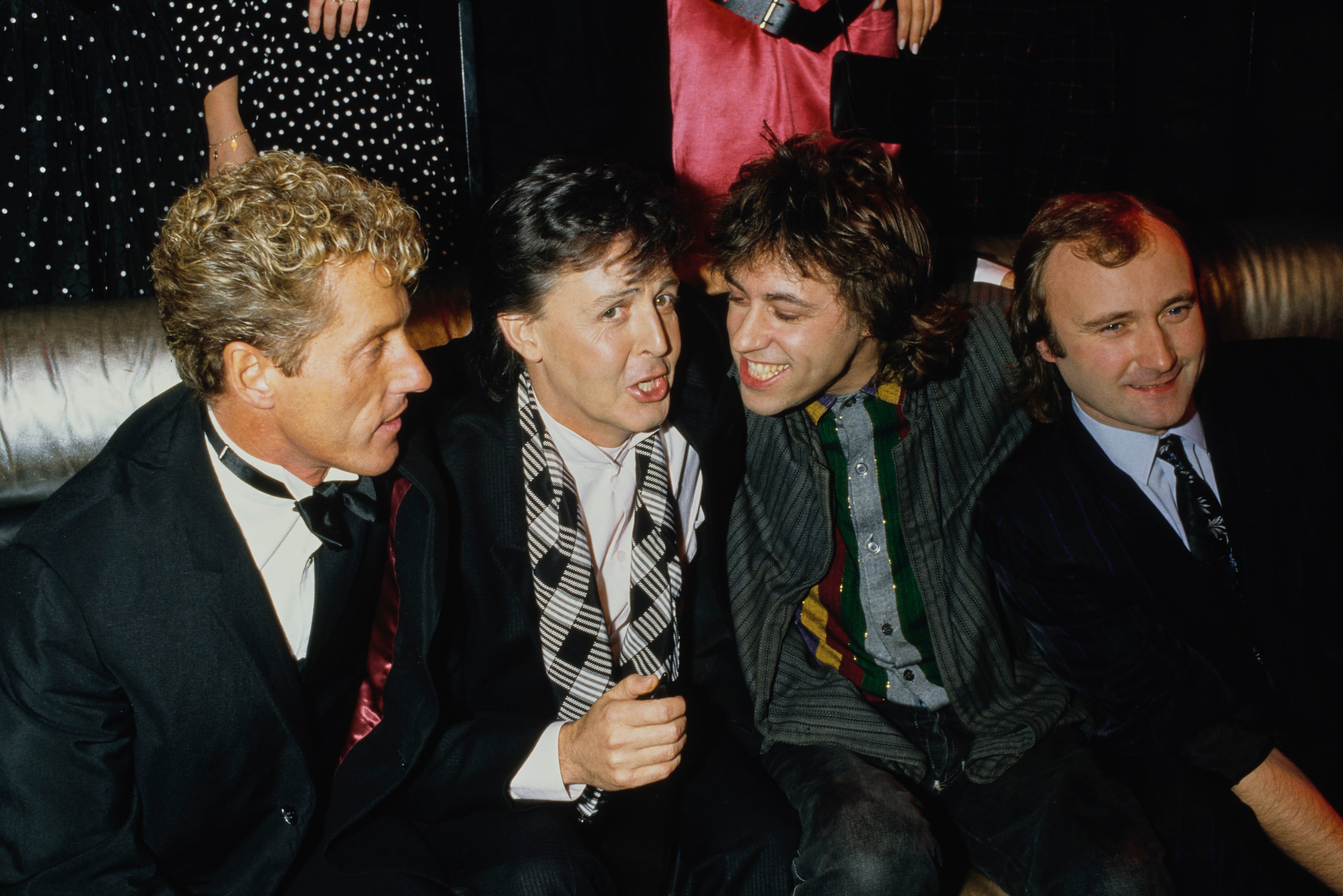 De izquierda a derecha: Roger Daltrey, Paul McCartney, Bob Geldof y Phil Collins en una fiesta en Los Ángeles en 1986.