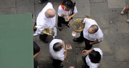 Unos músicos descansan en Vitoria durante la jornada inaugural de las fiestas de la capital alavesa en las inmediaciones de la plaza de la Virgen Blanca.