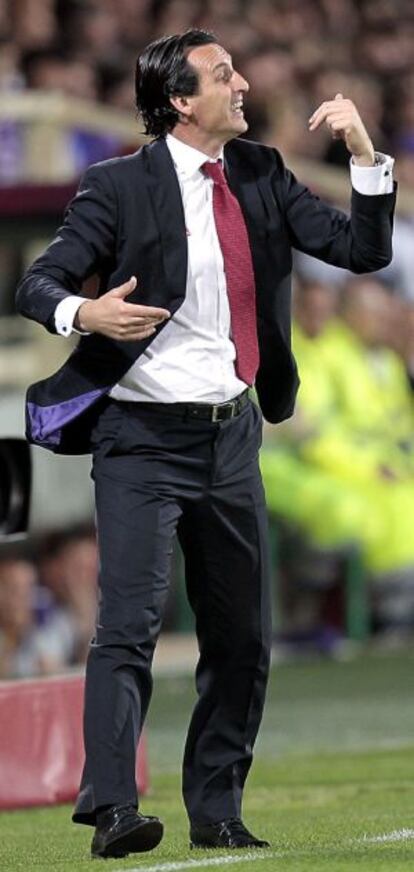 Emery da instrucciones durante el partido ante el Fiorentina