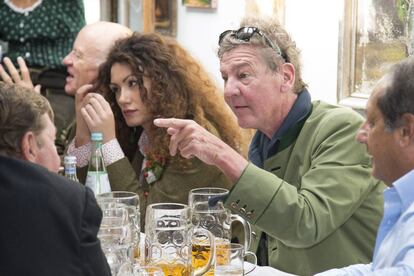 El príncipe Ernesto de Hannover y su novia Simona en el Oktoberfest de 2014 en Munich.