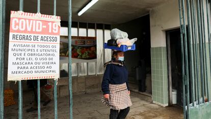 Mulher é retratada na sexta-feira, 5 de fevereiro, na entrada de um mercado municipal na localidade portuguesa de Vila Real.