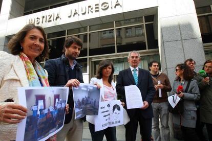 Miembros del PP de Bizkaia al presentar su denuncia ante la Fiscalía.