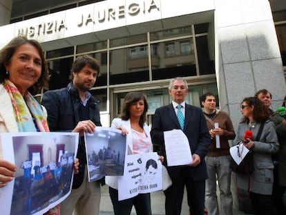 Miembros del PP de Bizkaia al presentar su denuncia ante la Fiscalía.