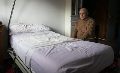 Ángel Hernández, este viernes en su vivienda de Madrid.