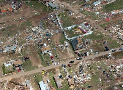 Vista aérea de las secuelas del paso de un tornado en la ciudad de Cactus, en Texas, Estados Unidos, el pasado domingo. La ciudad se encuentra a más de 900 kilómetros al norte de Eagle Pass.