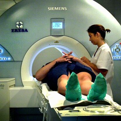 Una paciente se somete a una resonancia magnética en el Hospital La Fe de Valencia.