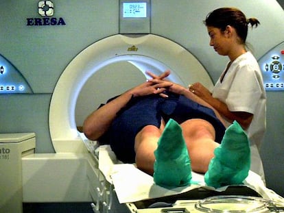 Una paciente se somete a una resonancia magnética en el Hospital La Fe de Valencia.