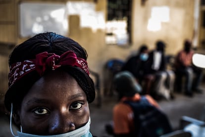 Verónica Lionora, usuaria del servicio de metadona, aguarda su turno en el centro de Alto-Maé de Maputo. Las muertes directas por sobredosis no son elevadas en Mozambique: de acuerdo con los últimos datos de la OMS, llegaron a 44 en 2018, el 0,2% del total. Pero el sida sí que es la primera causa de mortalidad, con 51.000 fallecidos en 2019, según ONUSIDA. Entre los atendidos en Mafalala, MSF calcula que el 40% de quienes se inyectan son seropositivos; el 20% entre fumadores de heroína o crack.
