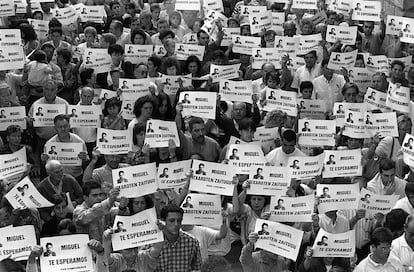 Un grupo de personas se manifiesta en Ermua en julio de 2007 para pedir la liberación de Miguel Ángel Blanco, secuestrado por ETA y después asesinado.