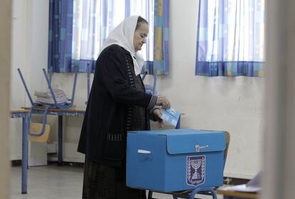 Una mujer árabe israelí vota en Haifa.