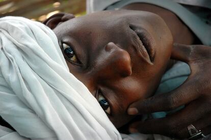 Darfur, Sudán. Este darfuriano estaba a punto de ser dado de alta de un precario hospital de Darfur donde, según me contaron, había sido tratado de fiebre amarilla. Más tarde también me dijeron que, pesar de su inofensiva apariencia, pertenecía a los denostados 'janjaweed', las milicias a las que se acusa de haber perpetrado matanzas en Darfur.