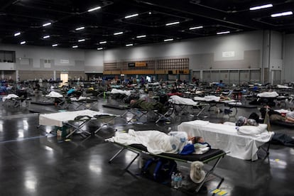 Decenas de personas duermen en un centro con aire acondicionado durante la ola de calor sin precedentes en Portland, Oregon, en Estados Unidos, el 27 de junio.