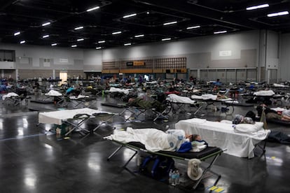 Decenas de personas duermen en un centro con aire acondicionado durante la ola de calor sin precedentes en Portland, Oregon, en Estados Unidos, el 27 de junio. 
