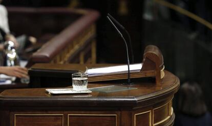 Detalle de la tribuna de oradores en la sesión constitutiva de la Cámara Baja que supone la apertura de la XI Legislatura.