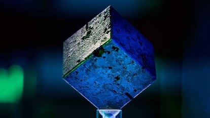 El cubo de uranio muestra las imperfecciones propias de la tecnología de moldeado de entonces.