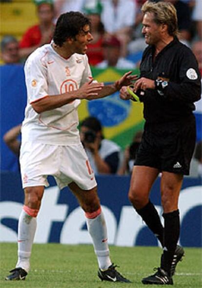 Van Nistelrooy increpa a Frisk al término del partido con Portugal.