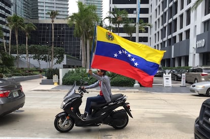 La sede del consulado general de Venezuela en Miami (EE UU) también ha sido testigo de las concentraciones contra Maduro. En la imagen, un hombre levanta una bandera venezolana durante su participación en la manifestación convocada por diversas organizaciones de la numerosa comunidad del país sudamericano. Donald Trump ha reconocido a Juan Guaidó como presidente interino de Venezuela.