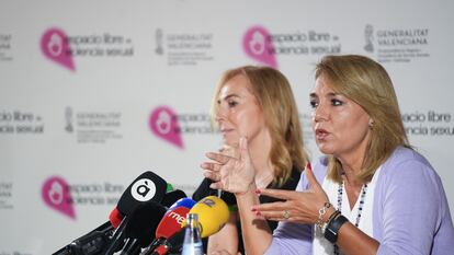 La secretaria autonómica de Igualdad y Diversidad, Asunción Quinzá (izquierda), y la vicepresidenta segunda y consellera de Servicios Sociales, Igualdad y Vivienda, Susana Camarero; durante la presentación del protocolo de actuación contra violencias sexuales en la Comunitat Valenciana.