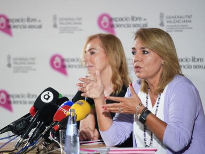 La secretaria autonómica de Igualdad y Diversidad, Asunción Quinzá (izquierda), y la vicepresidenta segunda y consellera de Servicios Sociales, Igualdad y Vivienda, Susana Camarero; durante la presentación del protocolo de actuación contra violencias sexuales en la Comunitat Valenciana.