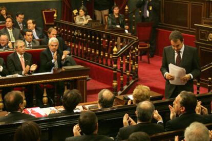 El jefe del Ejecutivo, José Luis Rodríguez Zapatero, regresa a su asiento en el salón de plenos del Senado tras intervenir en el debate.