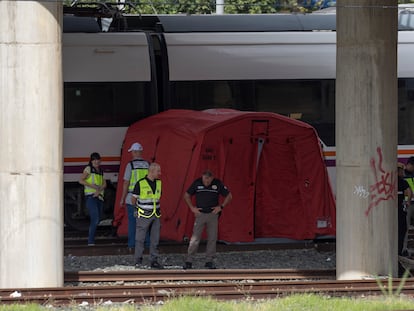 Varios policías, el pasado octubre, durante la inspección ocular del cadáver de Prieto y de las vías ferroviarias.