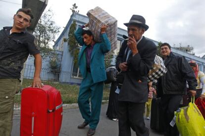 Una familia de gitanos rumanos expulsados de Francia llega a Bucarest desde Marsella.