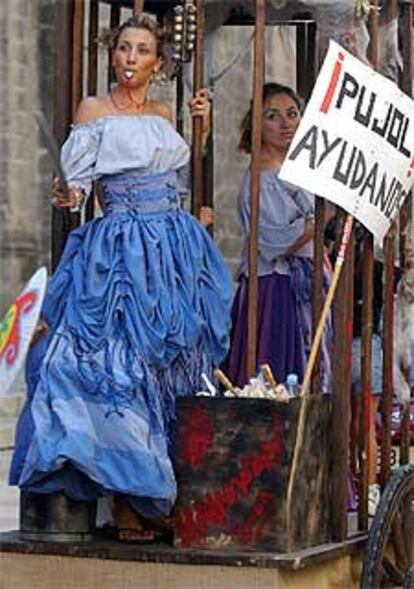 Dos trabajadoras de Isla Mágica, durante la protesta de ayer.