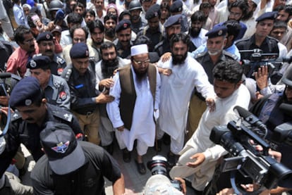 La policía paquistaní escolta a Hafiz Saeed (con gorro blanco), fundador de Lashkar-e-Tayba, a la salida de un tribunal de Lahore, en 2009.