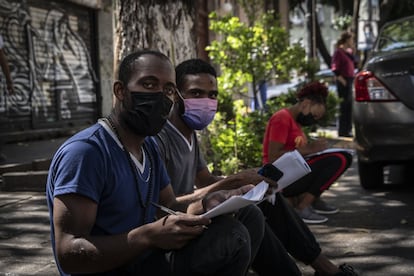 Franco Delamare y Lolore Bresson llenan su solicitud de asilo humanitario en las afueras de la oficina central de la Comar en Ciudad de México.