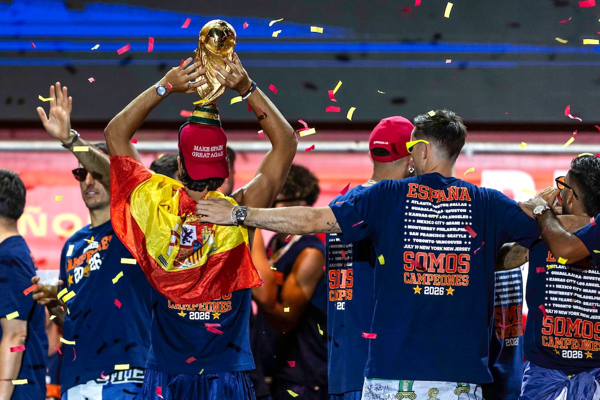 De la gorra trumpista de Ferran Torres al rap de Borja Iglesias y la superestrella Aitana, así vivió la selección la celebración del Mundial en Madrid