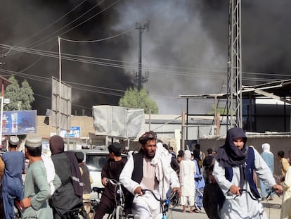 Columnas de humo tras los combates entre los talibanes y las fuerzas de seguridad afganas en Kandahar