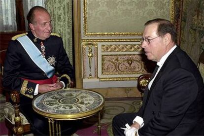 George L. Argyros junto al Rey, cuando presentó sus credenciales en el Palacio Real, en diciembre de 2001.