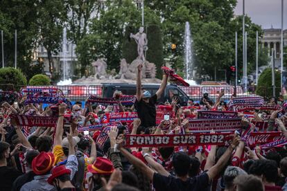 Ambiente de los seguidores colchoneros en la fuente de Neptuno, en Madrid.