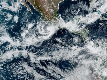 Imagen satelital cedida por la Oficina Nacional de Administración Oceánica y Atmosférica de Estados Unidos en la que se muestra la localización de la tormenta tropical Roslyn en el Pacífico, el 20 de octubre de 2022.
