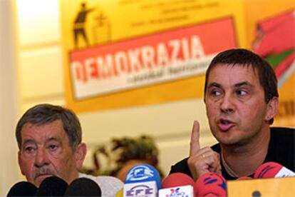 Arnaldo Otegi (derecha) y Jon Idígoras, durante la rueda de prensa de ayer en Bilbao.