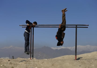 Unos jóvenes hacen ejercicio en Kabul, Afganistán.