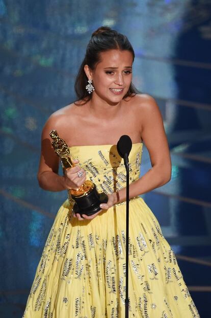 Alicia Vikander se emociona al recibir el premio a mejor actriz de reparto por su papel en &#039;La chica danesa&#039;. 