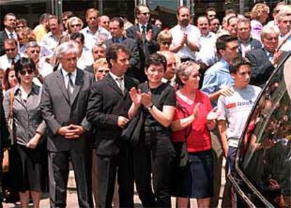 El alcalde de Barcelona, Joan Clos, y familiares de Santiburcio, al final del funeral.
