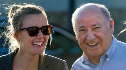 Amancio Ortega con su hija Marta el pasado verano en Arteixo.