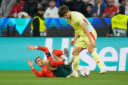 El español Robin Le Normand, a la derecha, junto al portugués Cristiano Ronaldo durante la primera parte del partido.