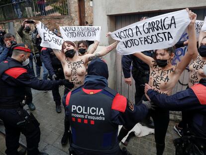 El colectivo Femen protesta ante la llegada del candidato de Vox, Ignacio Garriga, a su colegio electoral de Barcelona.