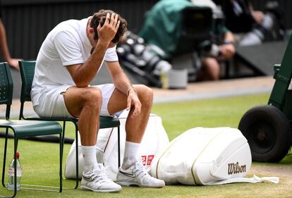 Roger Federer se lamenta tras perder la final.